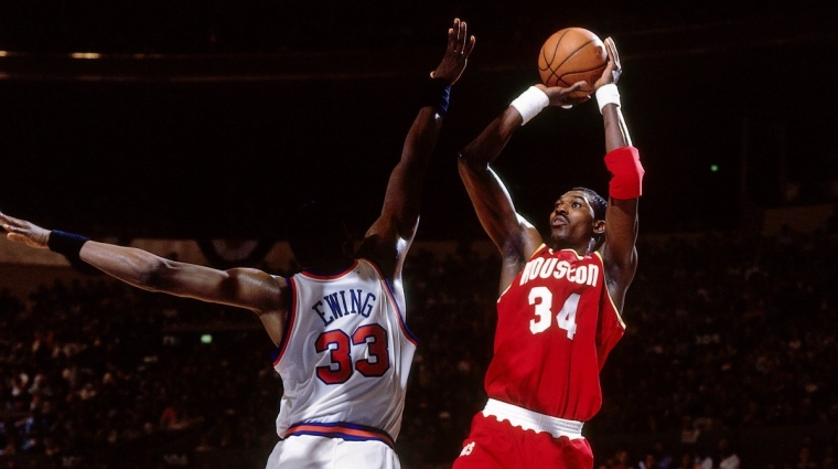 hakeem olajuwon shoots over patrick ewing